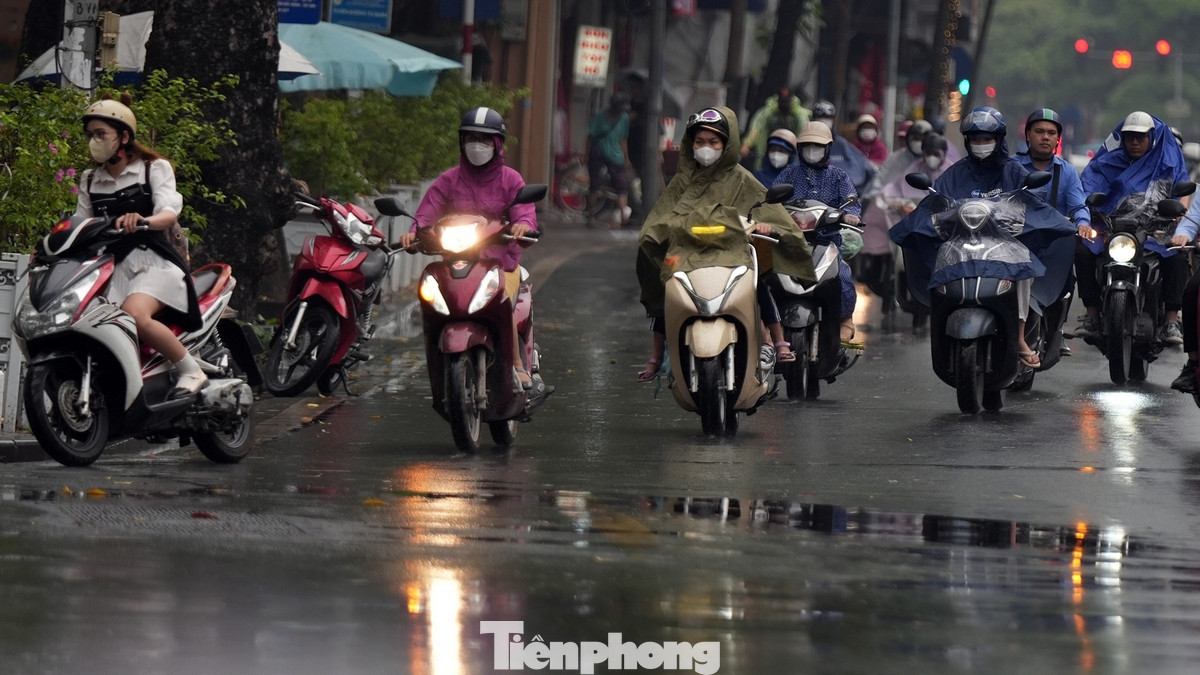 Giao thông ở một số tuyến đường như Nguyễn Lương Bằng, Tây Sơn, Thái Hà... ùn ứ thời điểm khoảng 7h30 sáng nay.