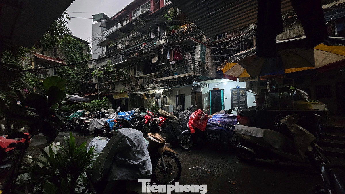 Không gian tại một khu tập thể cũ lúc đầu giờ sáng.