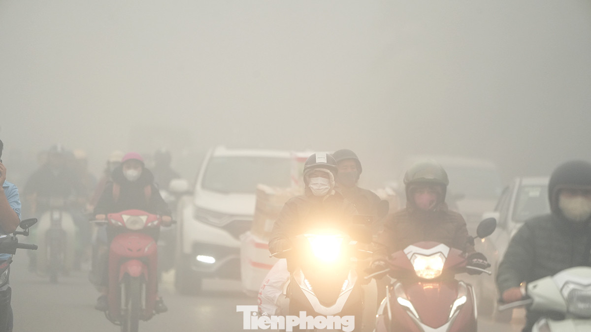 Giao thông đi lại gặp nhiều khó khăn do tầm nhìn bị hạn chế.