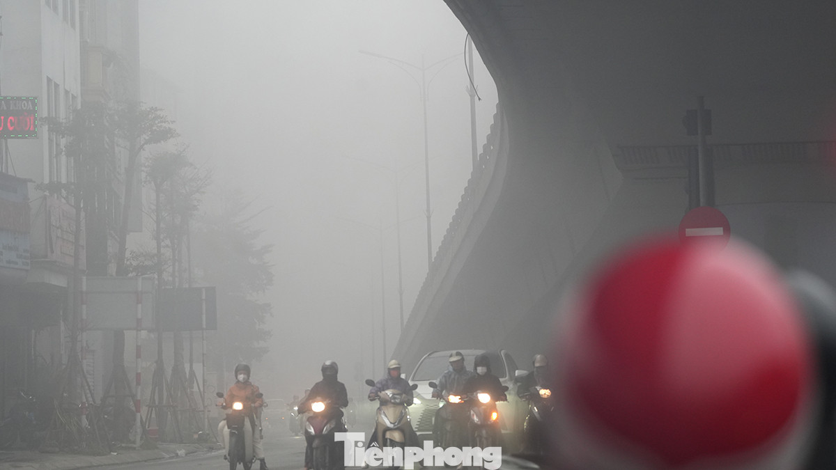 Cầu vượt cạn trên đường Thanh Niên - Yên Phụ chìm vào làn sương dày đặc.