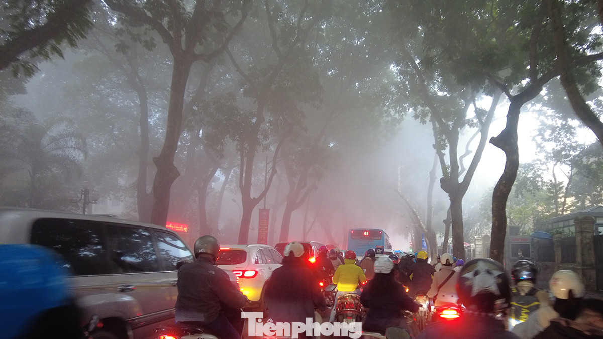 Người dân tham gia giao thông trên đường Phan Đình Phùng đều phải bật đèn xe dù đã gần 9h sáng.