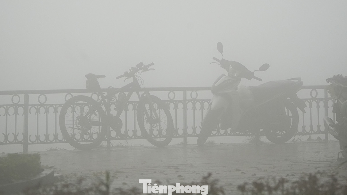 Quang cảnh Hồ Tây mờ mịt trong sương.