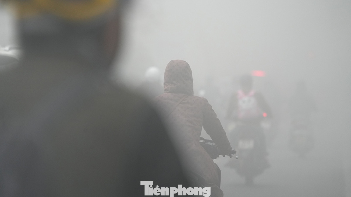 Các phương tiện tham gia giao thông đều giảm tốc độ do tầm nhìn hạn chế.