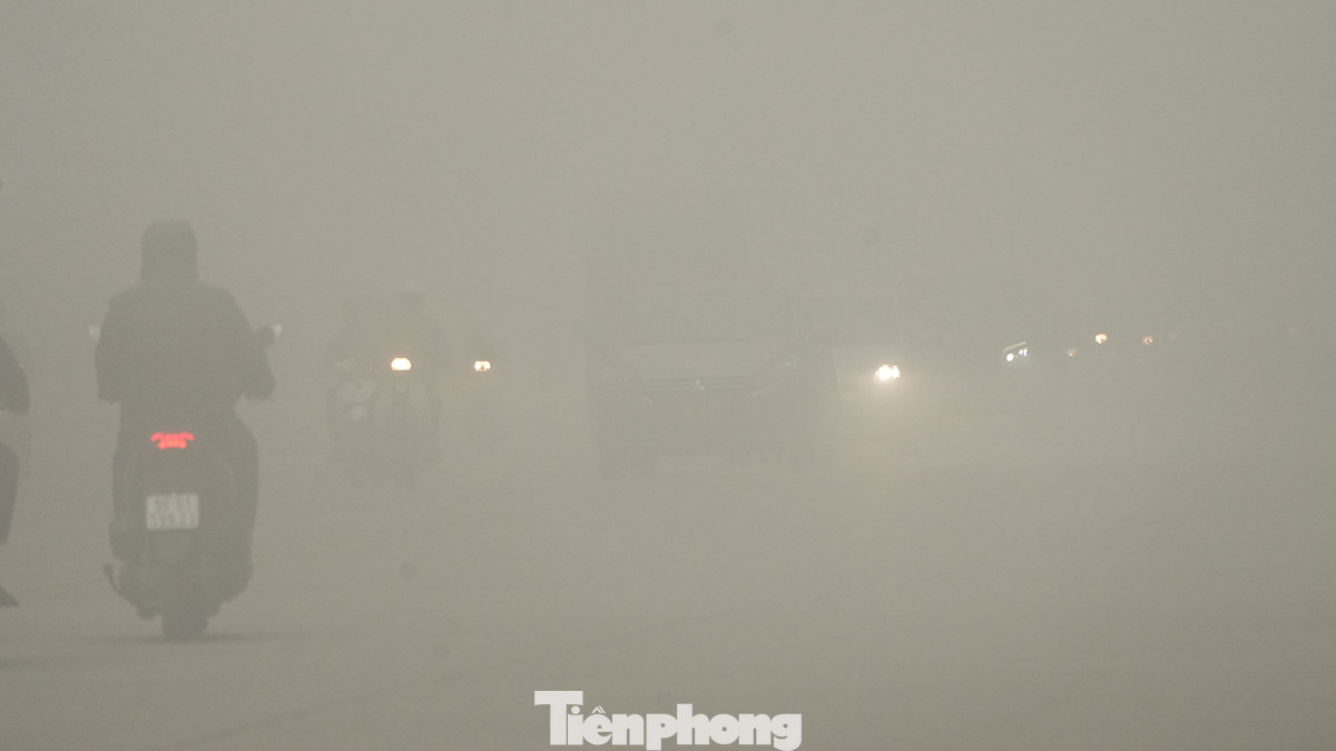 Ngay từ đầu giờ sáng, sương mù dày đặc giăng kín đường phố Thủ đô.