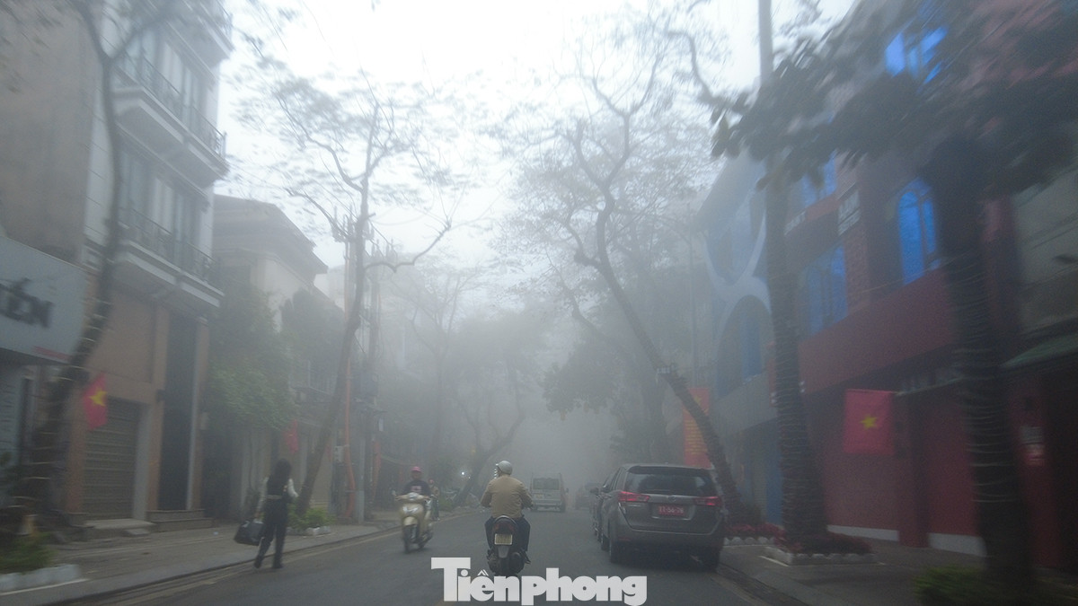 Quang cảnh đường phố Hà Nội sáng nay như hình ảnh ở Sapa.