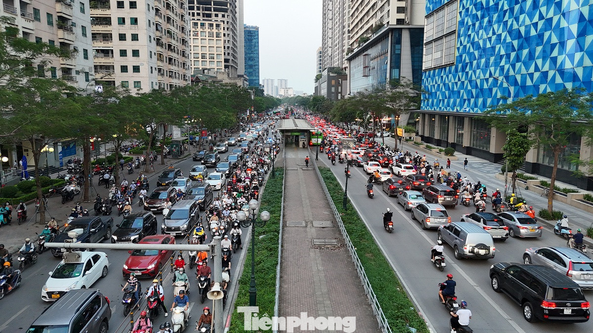 Hình ảnh thường thấy vào giờ cao điểm hàng ngày trên trục đường Lê Văn Lương, nơi có tuyến buýt nhanh BRT đi qua. Mặt đường không còn chỗ trống, kể cả làn đường dành riêng cho xe BRT.
