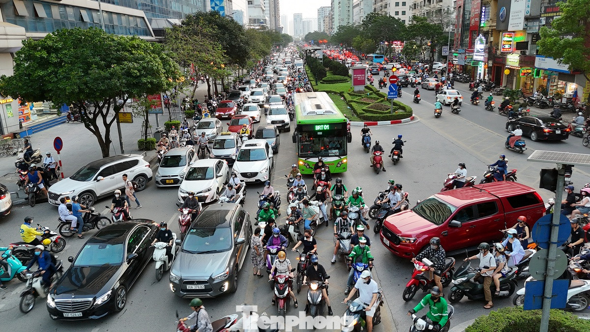Tuyến đường được đưa xe buýt nhanh BRT vào vận hành lại trên trục đường hẹp, mật độ và lưu lượng phương tiện quá lớn khiến cho xe buýt nhanh đi lại không khác nào xe buýt thường.