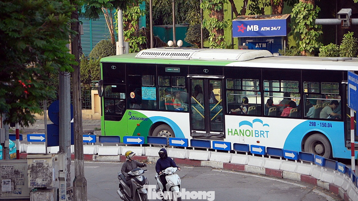 Được biết, dự án xe buýt nhanh BRT này được thực hiện bằng vốn vay của Ngân hàng Thế giới (WB) với mục tiêu cải thiện tình trạng ùn tắc, ô nhiễm, làm nền tảng phát triển hạ tầng giao thông công cộng.