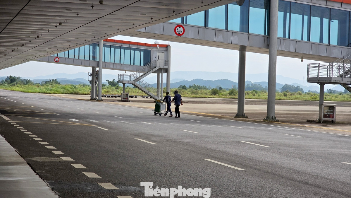 Phía ngoài sân đỗ, công tác đảm bảo an toàn và vệ sinh được thực hiện kỹ lưỡng trước khi cơn bão số 3 đổ bộ.