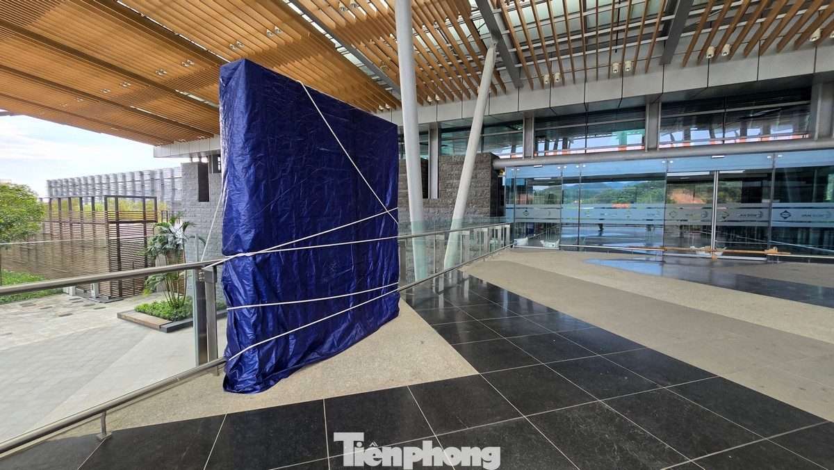 Một số pano, biển hiệu, công trình phía ngoài nhà ga được bọc bạt, chằng néo phòng gió lốc.
