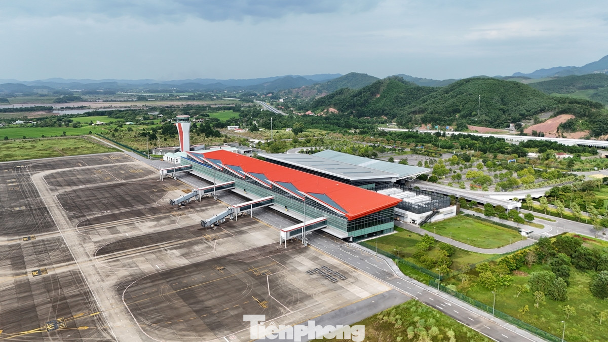 Bên trong khu vực sân bay, hơn 80 nhân viên làm việc liên tục từ sáng sớm để thực hiện công việc gia cố, chằng chéo các trang thiết bị có khả năng bị hư hỏng.