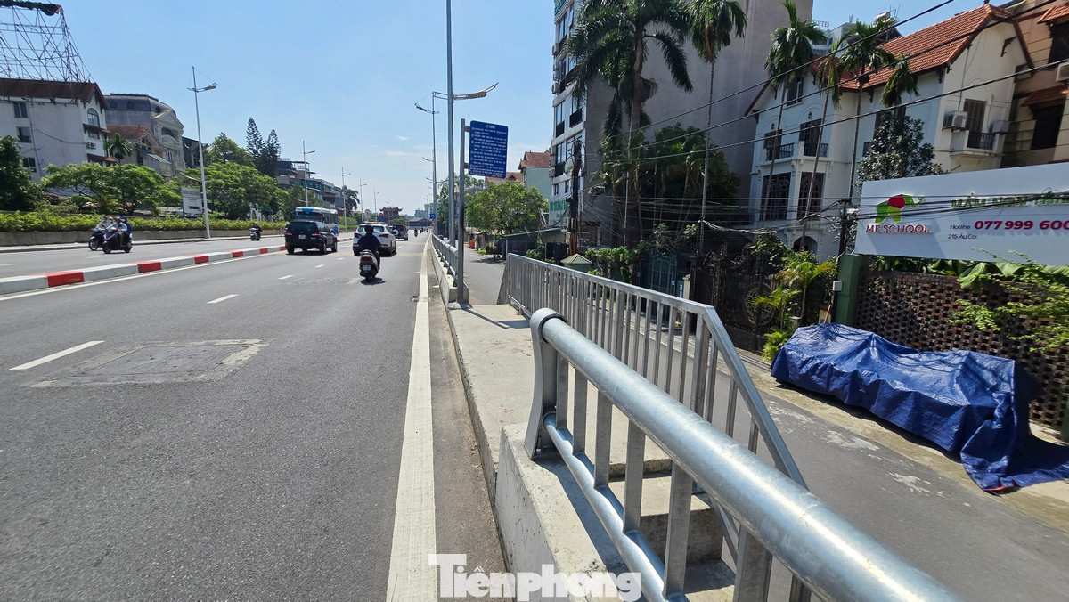 Bậc thang cho người đi bộ qua đê, lối mở lên xuống đường cùng điểm chờ xe buýt cho người dân được xây dựng đồng bộ dọc tuyến. Bậc thang cho người đi bộ qua đê, lối mở lên xuống đường cùng điểm chờ xe buýt cho người dân được xây dựng đồng bộ dọc tuyến.