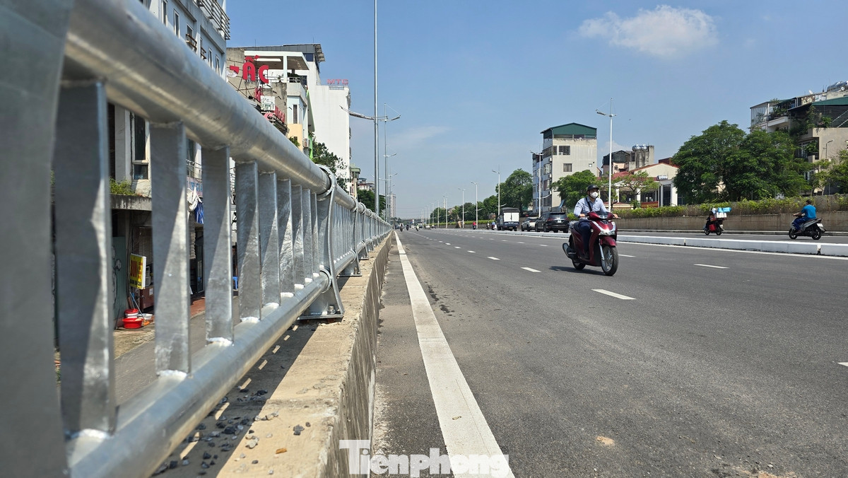 Hiện toàn bộ tuyến đường đã được lắp đặt lan can, hệ thống chiếu sáng và sơn kẻ vẽ làn đường. Hiện toàn bộ tuyến đường đã được lắp đặt lan can, hệ thống chiếu sáng và sơn kẻ vẽ làn đường.