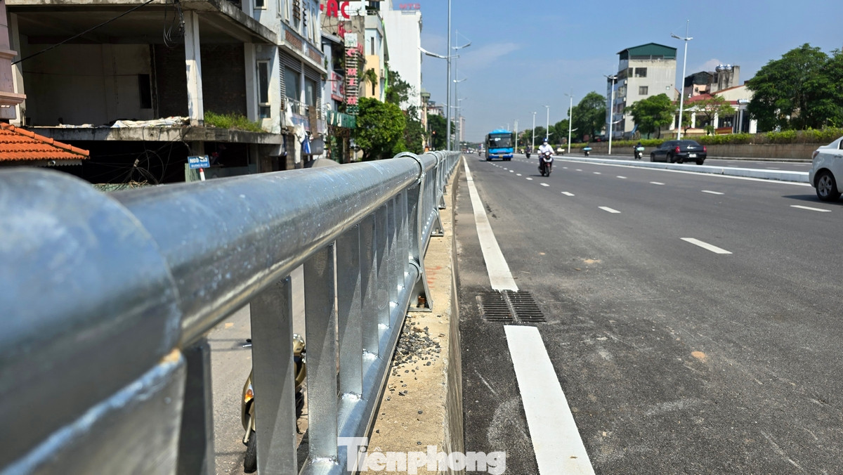 Bậc thang cho người đi bộ qua đê, lối mở lên xuống đường cùng điểm chờ xe buýt cho người dân được xây dựng đồng bộ dọc tuyến. Bậc thang cho người đi bộ qua đê, lối mở lên xuống đường cùng điểm chờ xe buýt cho người dân được xây dựng đồng bộ dọc tuyến.