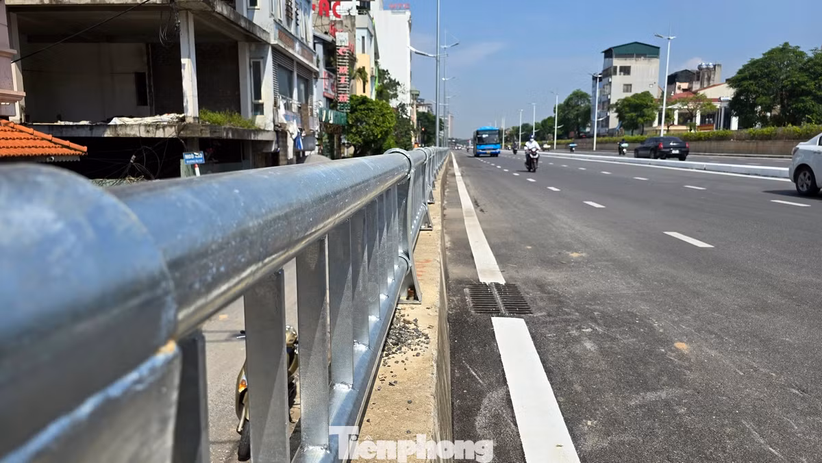 Bậc thang cho người đi bộ qua đê, lối mở lên xuống đường cùng điểm chờ xe buýt cho người dân được xây dựng đồng bộ dọc tuyến. Bậc thang cho người đi bộ qua đê, lối mở lên xuống đường cùng điểm chờ xe buýt cho người dân được xây dựng đồng bộ dọc tuyến.