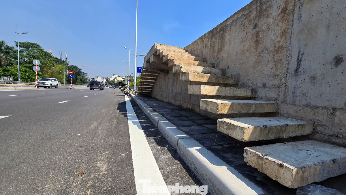 Bậc thang cho người đi bộ qua đê, lối mở lên xuống đường cùng điểm chờ xe buýt cho người dân được xây dựng đồng bộ dọc tuyến. Bậc thang cho người đi bộ qua đê, lối mở lên xuống đường cùng điểm chờ xe buýt cho người dân được xây dựng đồng bộ dọc tuyến.