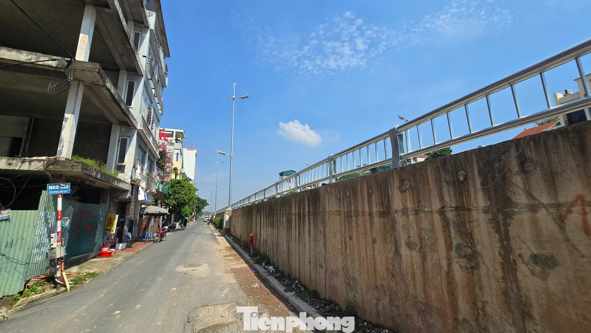 Trên tuyến đường dân sinh (đường 5m) phía ngoài đê, tổ chức giao thông 2 chiều cho tất cả các phương tiện; Cấm xe tải có tải trọng trên 2,5 tấn lưu thông theo hướng từ ngõ 236 Âu Cơ đi về Khách sạn Thắng Lợi và ngõ 42 An Dương Vương hướng đi về ngõ 238 Âu Cơ. Trên tuyến đường dân sinh (đường 5m) phía ngoài đê, tổ chức giao thông 2 chiều cho tất cả các phương tiện; Cấm xe tải có tải trọng trên 2,5 tấn lưu thông theo hướng từ ngõ 236 Âu Cơ đi về Khách sạn Thắng Lợi và ngõ 42 An Dương Vương hướng đi về ngõ 238 Âu Cơ.