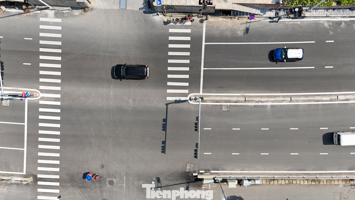 Theo đó, Sở GTVT Hà Nội thực hiện tổ chức giao thông cho tất cả các phương tiện lưu thông trên cả hai chiều tuyến đường Âu Cơ. Đường sau khi được mở rộng, mỗi bên đường có 3 làn xe. Theo đó, Sở GTVT Hà Nội thực hiện tổ chức giao thông cho tất cả các phương tiện lưu thông trên cả hai chiều tuyến đường Âu Cơ. Đường sau khi được mở rộng, mỗi bên đường có 3 làn xe.