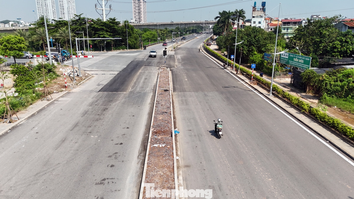 Đoạn từ nút giao Lạc Long Quân đến nút giao ngõ 399 Âu Cơ, tổ chức một chiều cho tất cả các phương tiện theo hướng từ Cầu Nhật Tân đi Cầu Long Biên. Cấm xe tải có tải trọng trên 10 tấn lưu thông trên tuyến đường 5m phía trong đê. Đoạn từ nút giao Lạc Long Quân đến nút giao ngõ 399 Âu Cơ, tổ chức một chiều cho tất cả các phương tiện theo hướng từ Cầu Nhật Tân đi Cầu Long Biên. Cấm xe tải có tải trọng trên 10 tấn lưu thông trên tuyến đường 5m phía trong đê.