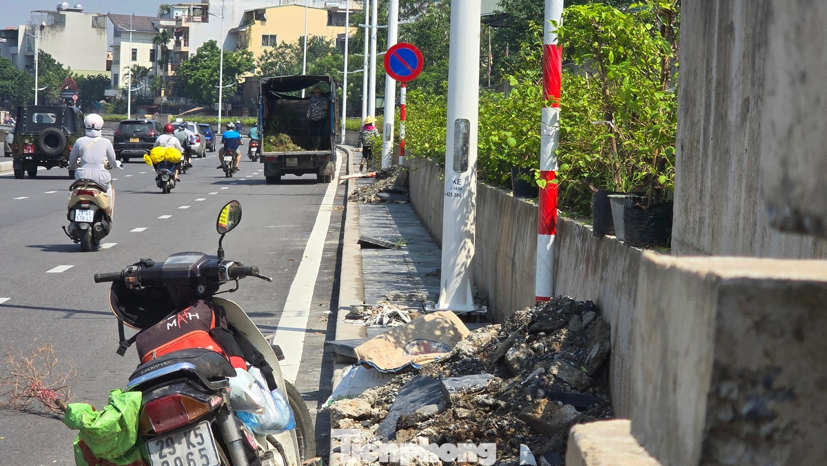 Công tác dọn vệ sinh, lắp biển báo giao thông đang được khẩn trương thực hiện trong ngày hôm nay. Công tác dọn vệ sinh, lắp biển báo giao thông đang được khẩn trương thực hiện trong ngày hôm nay.