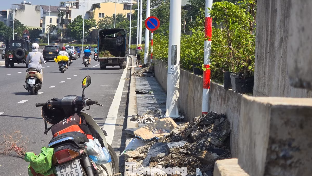 Công tác dọn vệ sinh, lắp biển báo giao thông đang được khẩn trương thực hiện trong ngày hôm nay. Công tác dọn vệ sinh, lắp biển báo giao thông đang được khẩn trương thực hiện trong ngày hôm nay.