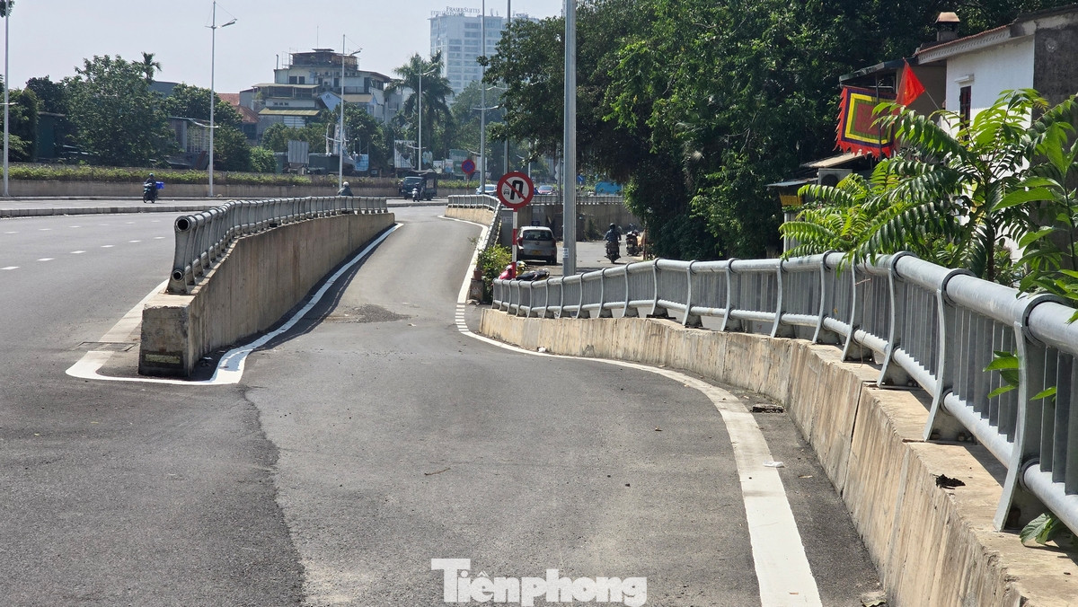 Bậc thang cho người đi bộ qua đê, lối mở lên xuống đường cùng điểm chờ xe buýt cho người dân được xây dựng đồng bộ dọc tuyến. Bậc thang cho người đi bộ qua đê, lối mở lên xuống đường cùng điểm chờ xe buýt cho người dân được xây dựng đồng bộ dọc tuyến.