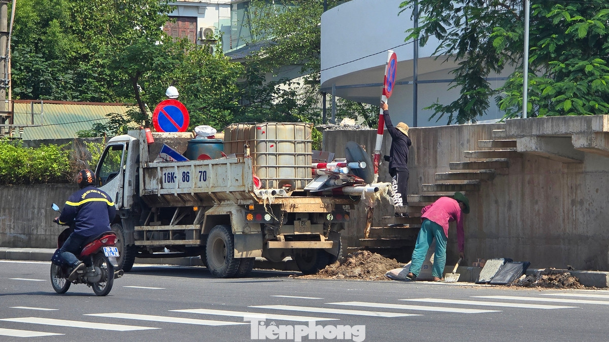 Công tác dọn vệ sinh, lắp biển báo giao thông đang được khẩn trương thực hiện trong ngày hôm nay. Công tác dọn vệ sinh, lắp biển báo giao thông đang được khẩn trương thực hiện trong ngày hôm nay.