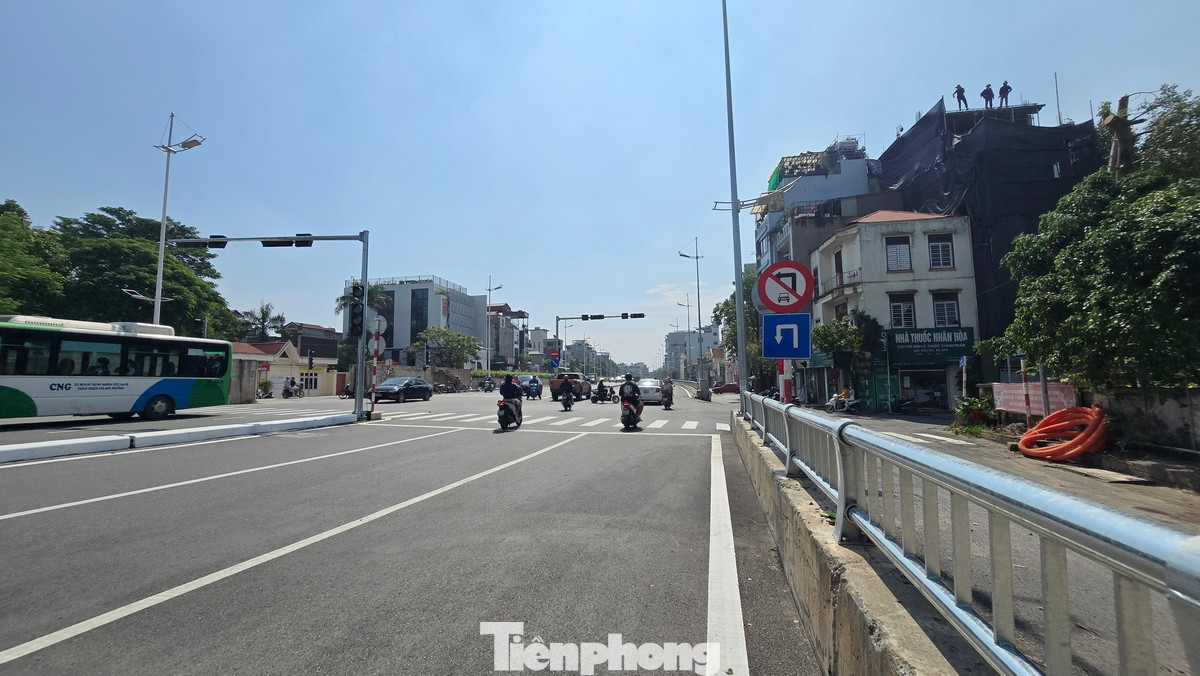 Hiện toàn bộ tuyến đường đã được lắp đặt lan can, hệ thống chiếu sáng và sơn kẻ vẽ làn đường. Hiện toàn bộ tuyến đường đã được lắp đặt lan can, hệ thống chiếu sáng và sơn kẻ vẽ làn đường.