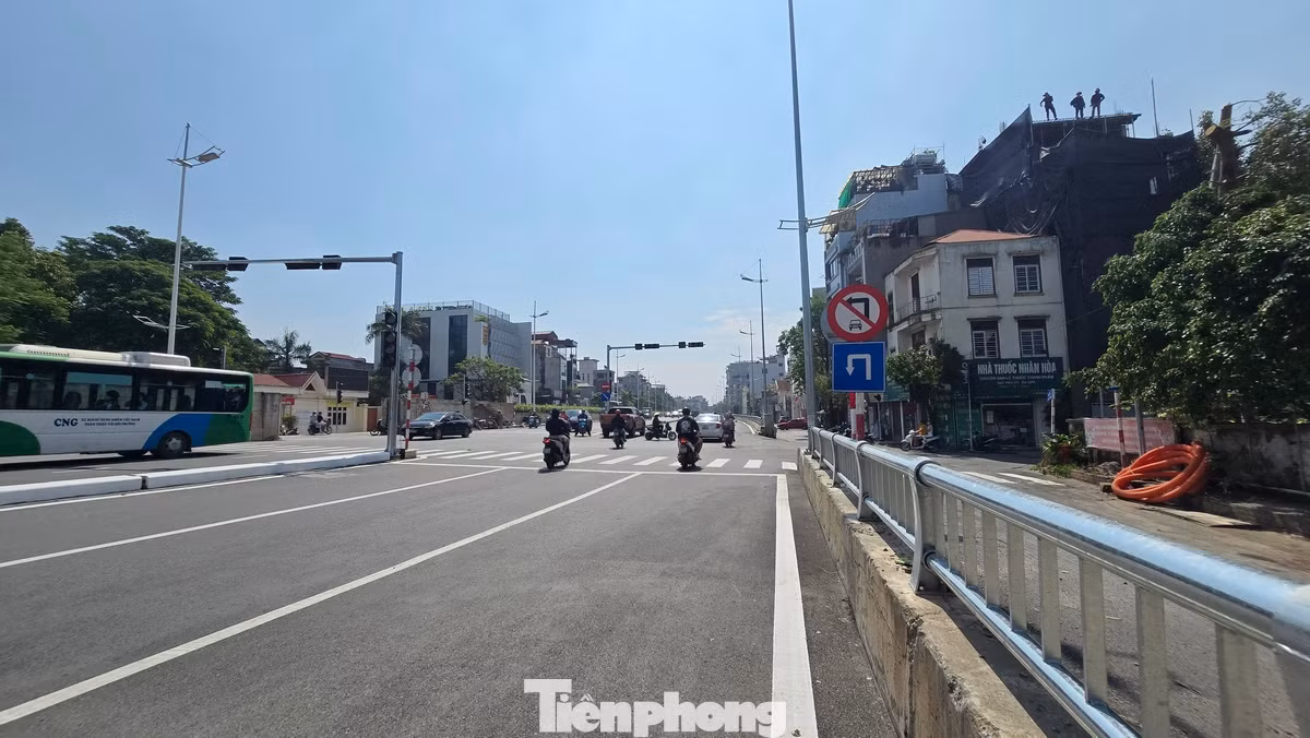 Hiện toàn bộ tuyến đường đã được lắp đặt lan can, hệ thống chiếu sáng và sơn kẻ vẽ làn đường. Hiện toàn bộ tuyến đường đã được lắp đặt lan can, hệ thống chiếu sáng và sơn kẻ vẽ làn đường.