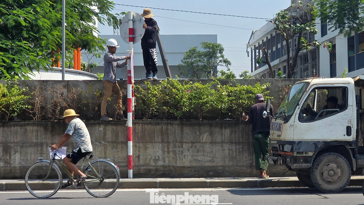 Trên tuyến đường Xuân Diệu, tổ chức giao thông 2 chiều cho tất cả các phương tiện lưu thông; Cấm các phương tiện xe ô tô rẽ trái trong giờ cao điểm từ phố Tô Ngọc Vân ra đường Xuân Diệu (đi cầu Nhật Tân); Cấm các phương tiện đỗ cả hai chiều trên tuyến đường Xuân Diệu. Trên tuyến đường Xuân Diệu, tổ chức giao thông 2 chiều cho tất cả các phương tiện lưu thông; Cấm các phương tiện xe ô tô rẽ trái trong giờ cao điểm từ phố Tô Ngọc Vân ra đường Xuân Diệu (đi cầu Nhật Tân); Cấm các phương tiện đỗ cả hai chiều trên tuyến đường Xuân Diệu.