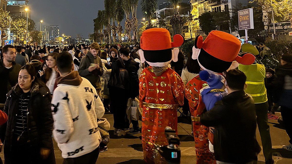 Rất nhiều du khách nước ngoài cũng tham dự vào sự kiện đón Giao thừa cùng người dân Việt Nam.