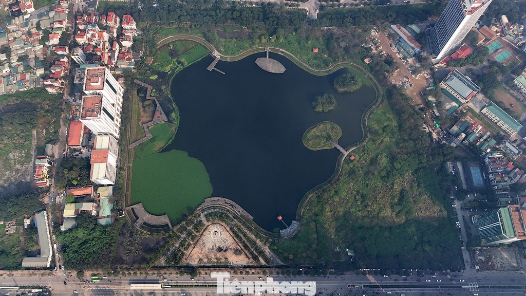 Dự án công viên hồ điều hòa Phùng Khoang có tổng diện tích hơn 11,8 ha. Trong đó, diện tích mặt hồ 7,1ha; cây xanh cảnh quan chiếm 4,8ha. Nằm trong khuôn viên khu đô thị mới Phùng Khoang được khởi công từ năm 2016 và dự kiến hoàn thành năm 2017.