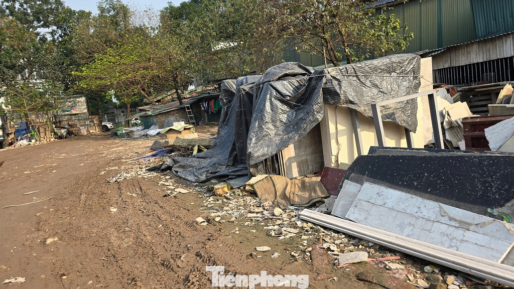 Khung cảnh nhếch nhác, ngổn ngang xung quanh khu vực dự án. Nhiều nơi trong công viên được biến thành xưởng cắt đá, tập kết rác thải và buôn bán vật liệu xây dựng.