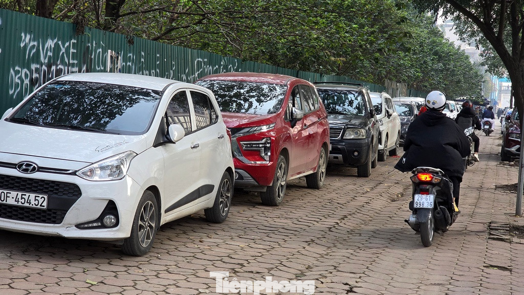 "Mặt tiền" phía đường Tố Hữu bị chiếm dụng thành bãi đỗ xe trái phép.