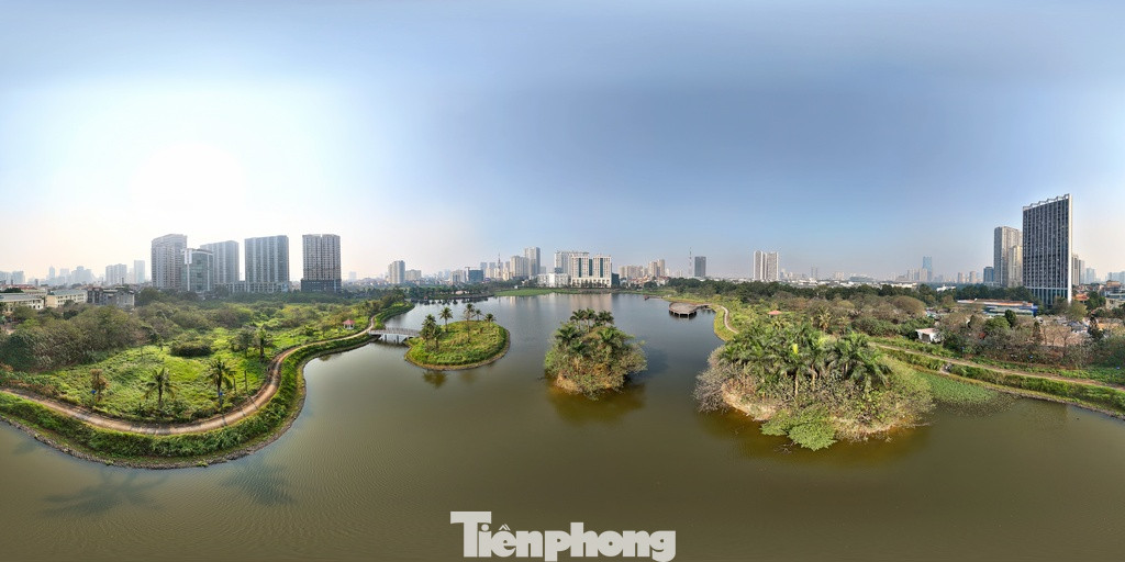 Công viên hồ điều hòa Phùng Khoang, phường Trung Văn, quận Nam Từ Liêm nằm cạnh đường Tố Hữu, được bao bọc bởi nhiều khu đô thị, chung cư.