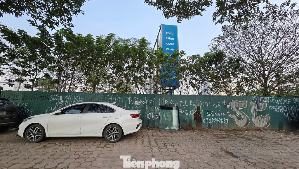 Đến nay công viên Phùng Khoang vẫn chưa thể đưa vào sử dụng do vướng giải phóng mặt bằng. Hiện toàn bộ được quây tôn kín, vỉa hè trở thành bãi đỗ xe tự phát.