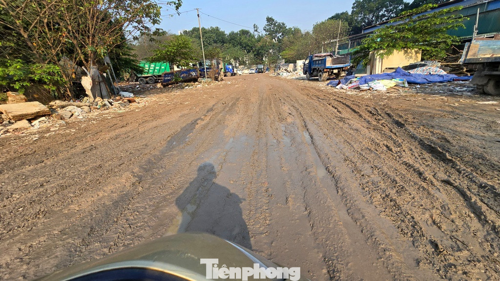 Khung cảnh nhếch nhác, ngổn ngang xung quanh khu vực dự án. Nhiều nơi trong công viên được biến thành xưởng cắt đá, tập kết rác thải và buôn bán vật liệu xây dựng.