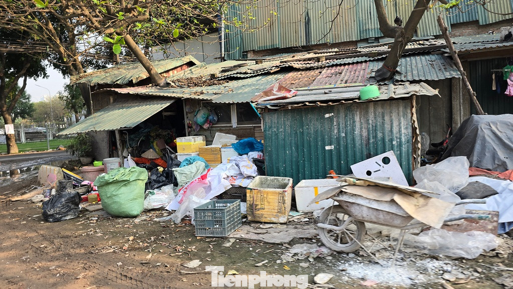 Khung cảnh nhếch nhác, ngổn ngang xung quanh khu vực dự án. Nhiều nơi trong công viên được biến thành xưởng cắt đá, tập kết rác thải và buôn bán vật liệu xây dựng.