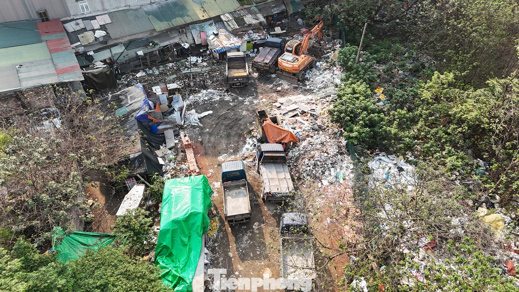 Khung cảnh nhếch nhác, ngổn ngang xung quanh khu vực dự án. Nhiều nơi trong công viên được biến thành xưởng cắt đá, tập kết rác thải và buôn bán vật liệu xây dựng.