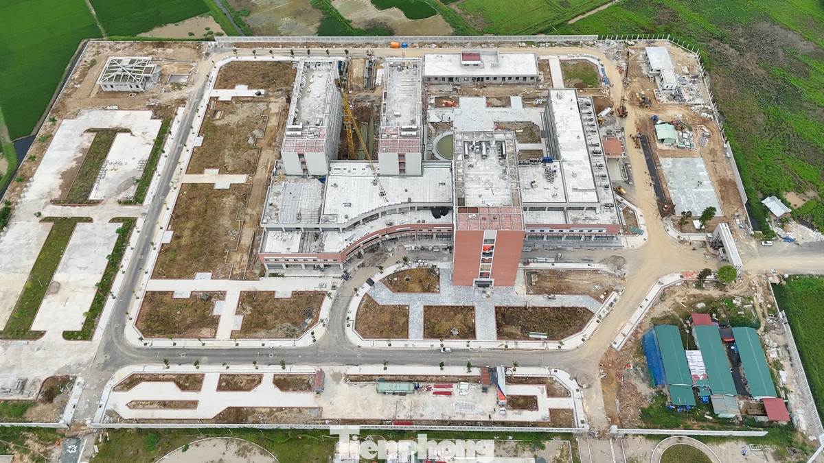 Phía Bắc dự án giáp tuyến đường 24m và dải cây xanh cách ly Đại lộ Thăng Long; phía Nam giáp khu đất quy hoạch trung tâm y tế; phía Đông giáp dự án Bệnh viện Nhi Trung ương cơ sở 2; phía Tây giáp tuyến đường 24m và khu đất quy hoạch cây xanh đô thị.