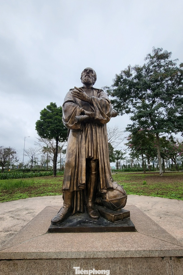 Hiện trong công viên Thiên văn học được dựng nên rất nhiều tượng của các nhà khoa học hàng đầu thế giới với không gian trang trọng và thông tin đầy đủ về cuộc đời và các công trình khoa học của họ. Hiện trong công viên Thiên văn học được dựng nên rất nhiều tượng của các nhà khoa học hàng đầu thế giới với không gian trang trọng và thông tin đầy đủ về cuộc đời và các công trình khoa học của họ.