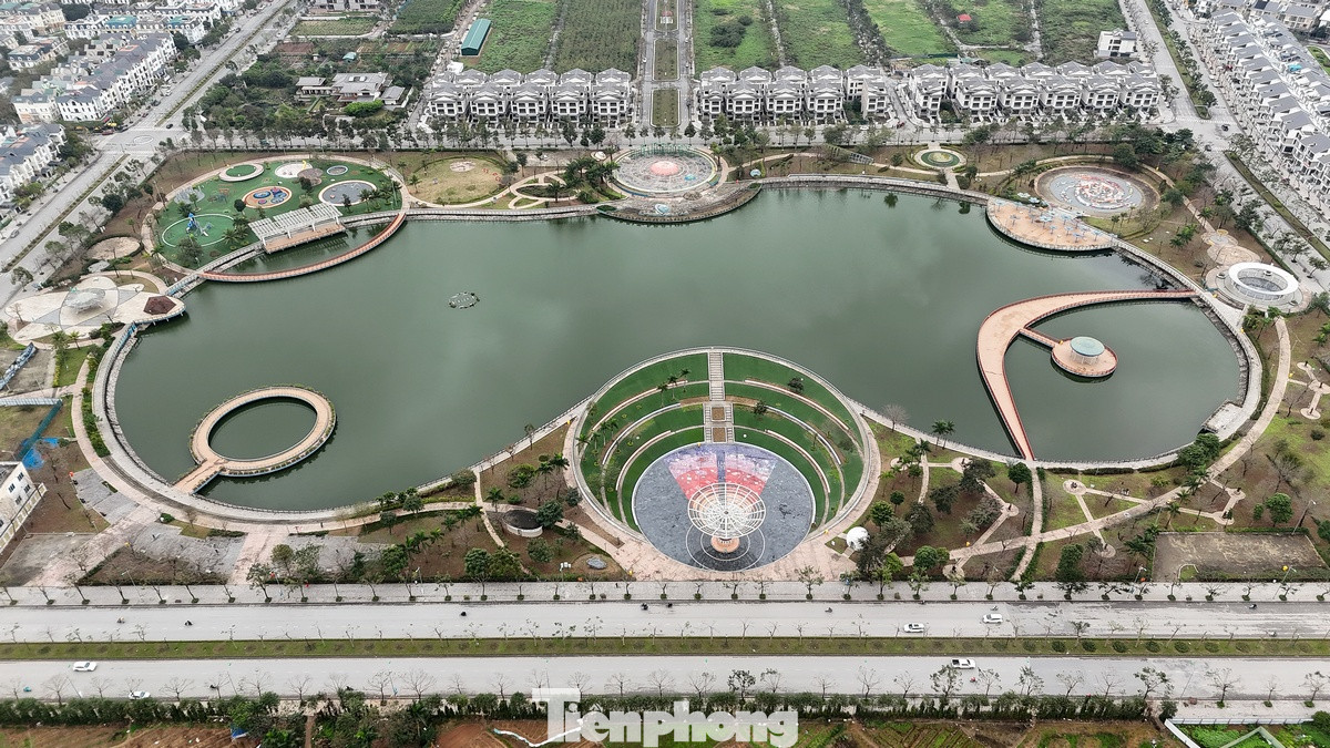 Công viên Thiên văn học gồm: hồ Bách Hợp Thủy rộng 6 ha và nhiều hạng mục được xây dựng theo chủ đề thiên văn học kết hợp với cây xanh, hồ nước như: quảng trường Zodiac, vườn Dải ngân hà, khu vật thể lạ (UFO Zone), quảng trường ngoài hành tinh, bể hố đen… Công viên Thiên văn học gồm: hồ Bách Hợp Thủy rộng 6 ha và nhiều hạng mục được xây dựng theo chủ đề thiên văn học kết hợp với cây xanh, hồ nước như: quảng trường Zodiac, vườn Dải ngân hà, khu vật thể lạ (UFO Zone), quảng trường ngoài hành tinh, bể hố đen…