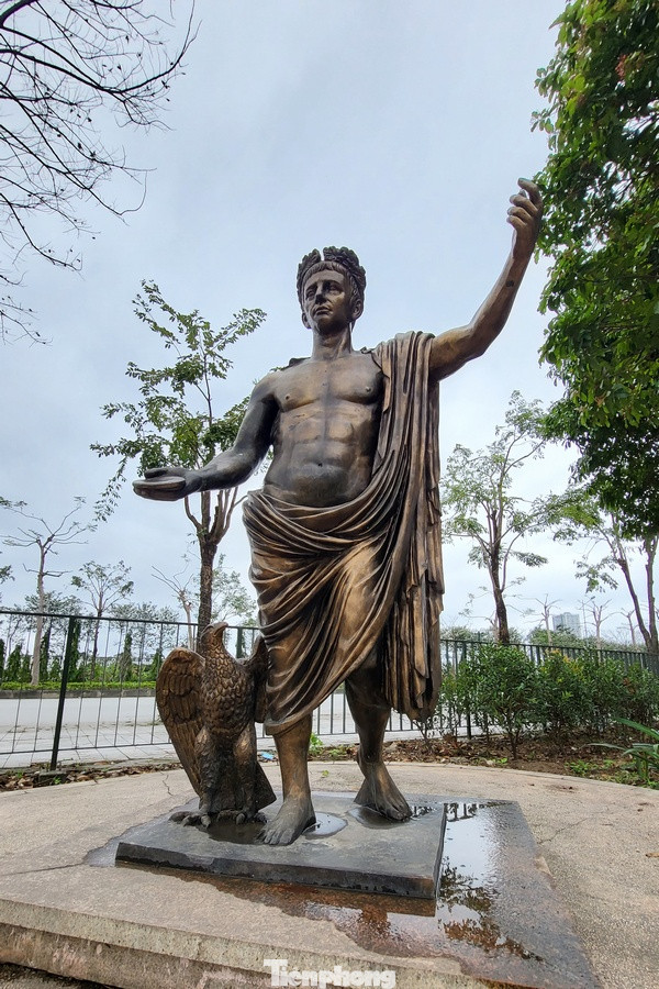 Hiện trong công viên Thiên văn học được dựng nên rất nhiều tượng của các nhà khoa học hàng đầu thế giới với không gian trang trọng và thông tin đầy đủ về cuộc đời và các công trình khoa học của họ. Hiện trong công viên Thiên văn học được dựng nên rất nhiều tượng của các nhà khoa học hàng đầu thế giới với không gian trang trọng và thông tin đầy đủ về cuộc đời và các công trình khoa học của họ.