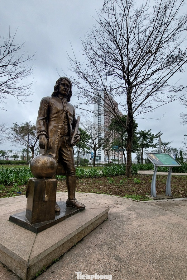 Hiện trong công viên Thiên văn học được dựng nên rất nhiều tượng của các nhà khoa học hàng đầu thế giới với không gian trang trọng và thông tin đầy đủ về cuộc đời và các công trình khoa học của họ. Hiện trong công viên Thiên văn học được dựng nên rất nhiều tượng của các nhà khoa học hàng đầu thế giới với không gian trang trọng và thông tin đầy đủ về cuộc đời và các công trình khoa học của họ.