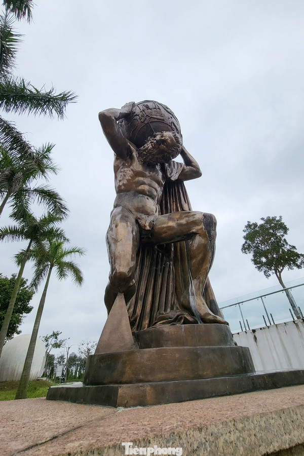 Hiện trong công viên Thiên văn học được dựng nên rất nhiều tượng của các nhà khoa học hàng đầu thế giới với không gian trang trọng và thông tin đầy đủ về cuộc đời và các công trình khoa học của họ. Hiện trong công viên Thiên văn học được dựng nên rất nhiều tượng của các nhà khoa học hàng đầu thế giới với không gian trang trọng và thông tin đầy đủ về cuộc đời và các công trình khoa học của họ.