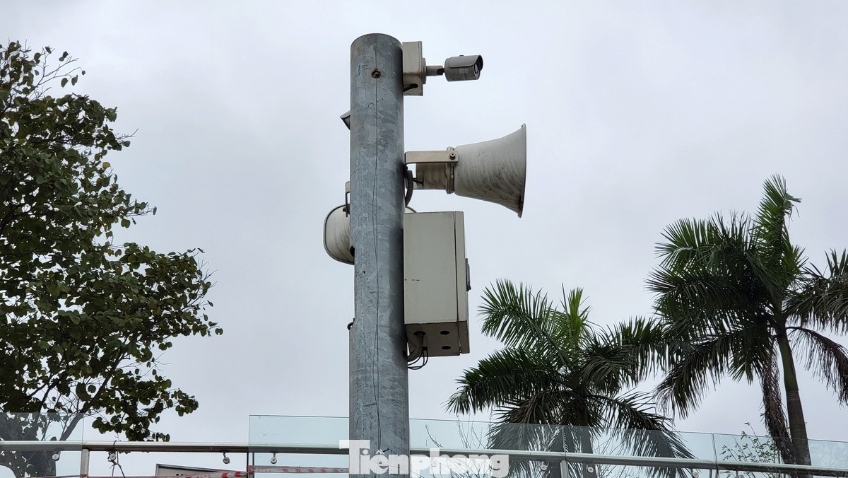 Camera, hệ thống cung cấp thông tin bằng loa được bố trí khắp nơi trong công viên Thiên văn học. Camera, hệ thống cung cấp thông tin bằng loa được bố trí khắp nơi trong công viên Thiên văn học.