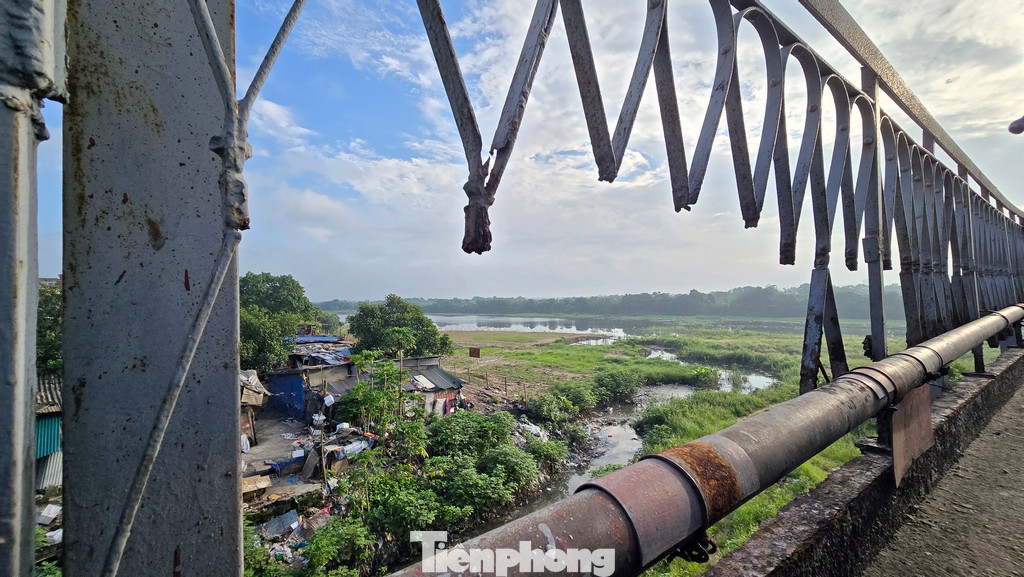 Hiện tại trên toàn cây cầu, có rất nhiều điểm kết cấu sắt thép đã bị bào mòn theo thời gian thủng lỗ chỗ. Nhiều đoạn lan can đã được hàn gia cố tạm bợ trong thời gian gần đây.
