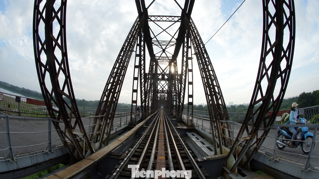 Vào năm 2014, Thủ tướng đã giao Tổng Công ty Đường sắt Việt Nam làm chủ đầu tư dự án khôi phục cầu Long Biên.