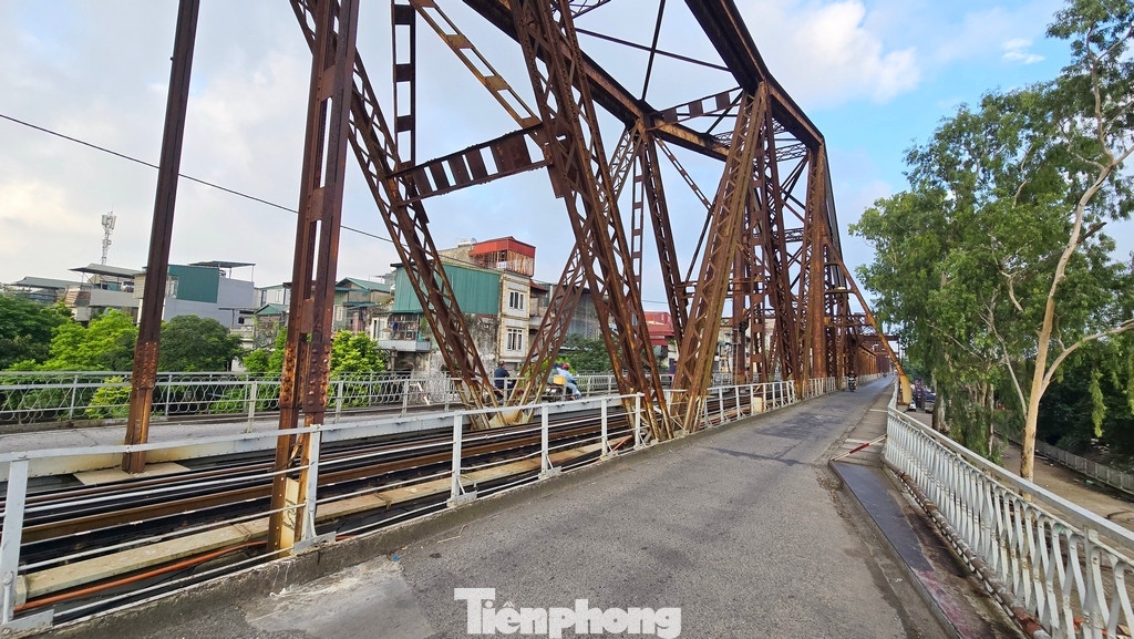 Giai đoạn 1 là gia cố đảm bảo an toàn cầu Long Biên phục vụ vận tải đường sắt đến năm 2025, với tổng mức đầu tư gần 250 tỷ đồng.