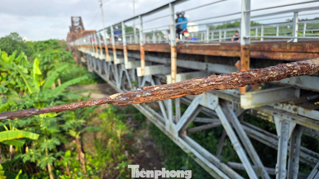 Hiện tại trên toàn cây cầu, có rất nhiều điểm kết cấu sắt thép đã bị bào mòn theo thời gian thủng lỗ chỗ. Nhiều đoạn lan can đã được hàn gia cố tạm bợ trong thời gian gần đây.